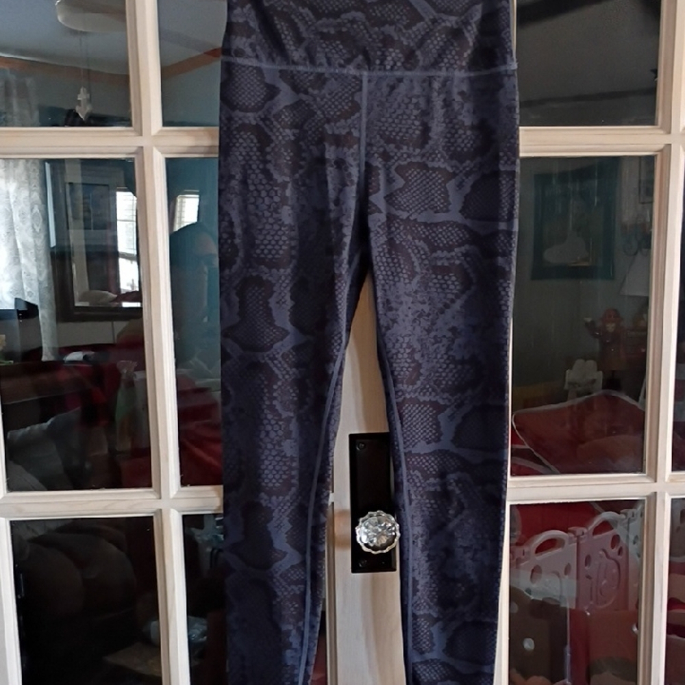 Allfenix Women's Snakeskin Print Leggings - Black